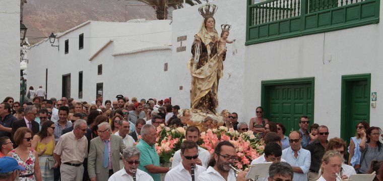 Cientos de fieles acompañan a la Virgen del Carmen en la procesión celebrada en Teguise