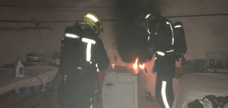 Los bomberos apagan un incendio en una pensión de Puerto del Carmen