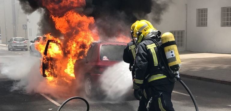 Los bomberos apagan un incendio en un vehículo en la Rambla Medular de Arrecife