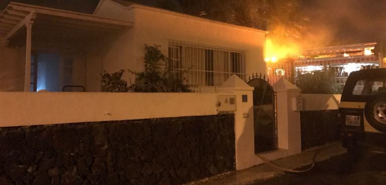Herido un joven por inhalación de humo en el incendio en una vivienda en Puerto del Carmen