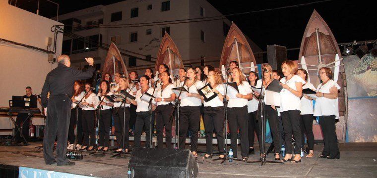 Valterra disfruta del concierto de sus vecinas de la Coral Iris del Mar