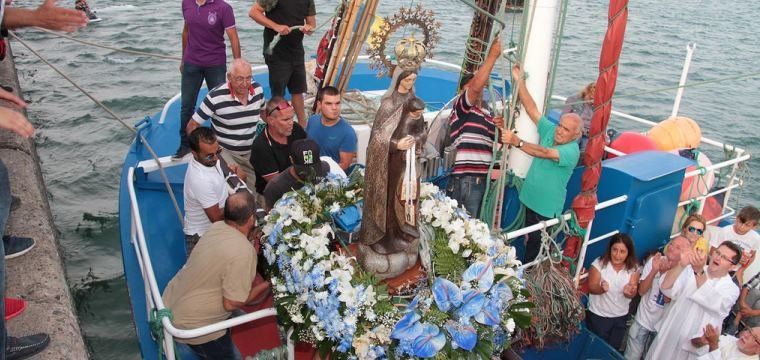 Una multitudinaria procesión marítima cierra las fiestas de Valterra en honor a la Virgen del Carmen