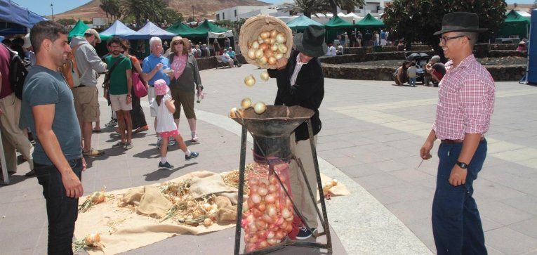 Teguise starts the process of granting the 148 stalls for the markets