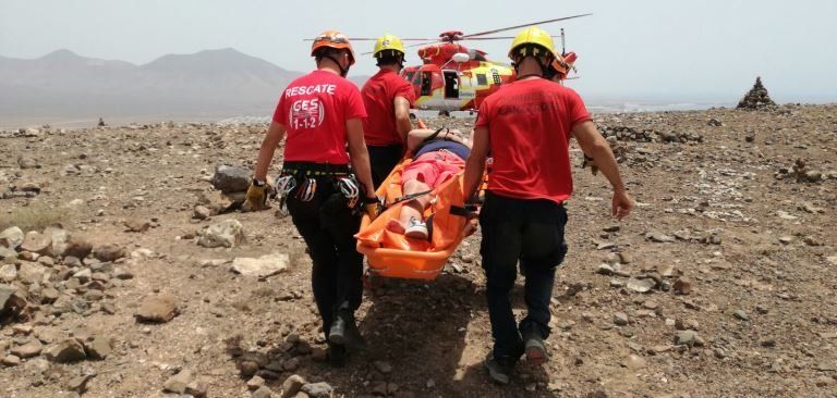 El helicóptero del GES rescata a un hombre tras sufrir una caída en la caldera de Montaña Roja