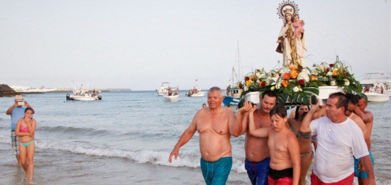 Playa Blanca honra con su tradicional procesión marítima a la Virgen del Carmen