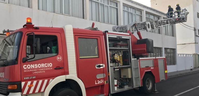 Los bomberos intervienen en el colegio Benito Méndez por la caída de cascotes