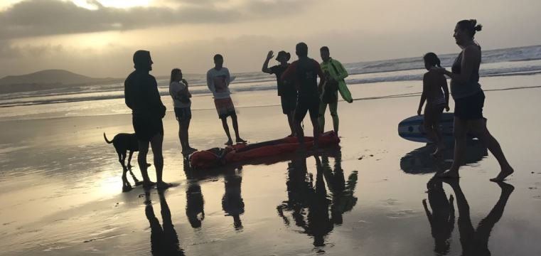 Rescatan a un kitesurfista de 48 años en la Playa de Famara