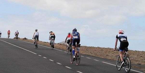 Ciclistas en una carretera de la isla