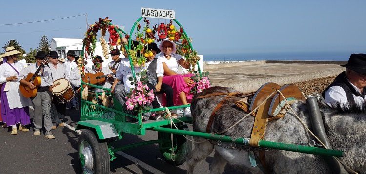 La iglesia de Tegoyo recibe la ofrenda de los cientos de romeros desde Conil