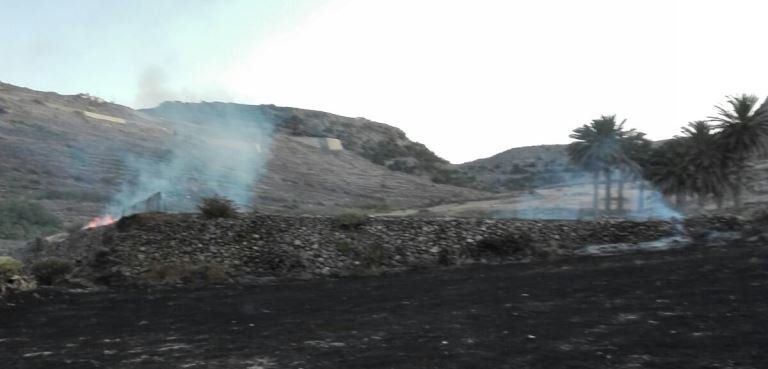 El fuego calcina 40.000 metros cuadrados de pasto en Haría