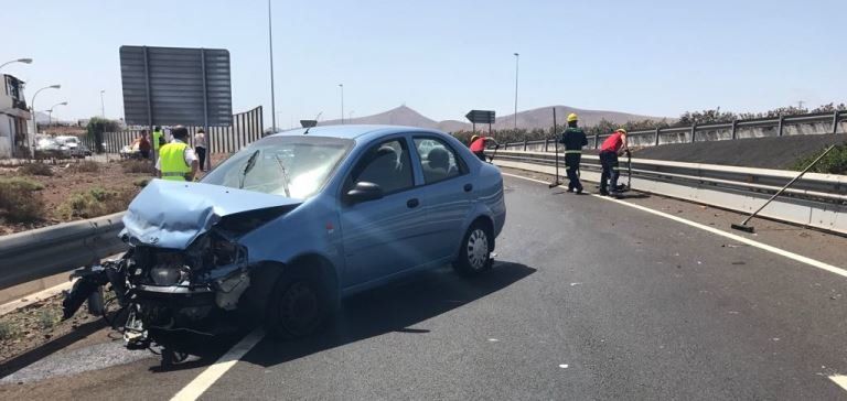 Un coche choca frontalmente contra el quitamiedos de la carretera en la LZ 3