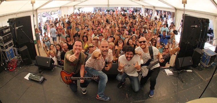 El grupo musical Los Salvapantallas pone el broche final a las fiestas patronales de Conil