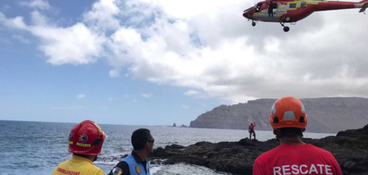 Rescatan en helicóptero a una joven de 24 años tras sufrir una caída en La Graciosa