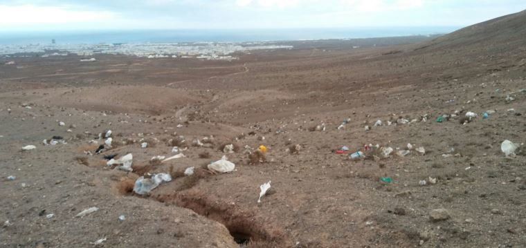 Vecinos Unidos denuncia que Maneje y parte de Argana están llenas de basura del vertedero de Zonzamas