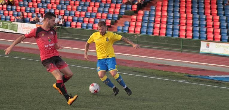 Un gol de Vianney evitó que la UD Las Palmas Atlético se llevara la victoria ante el Mensajero (1-1)