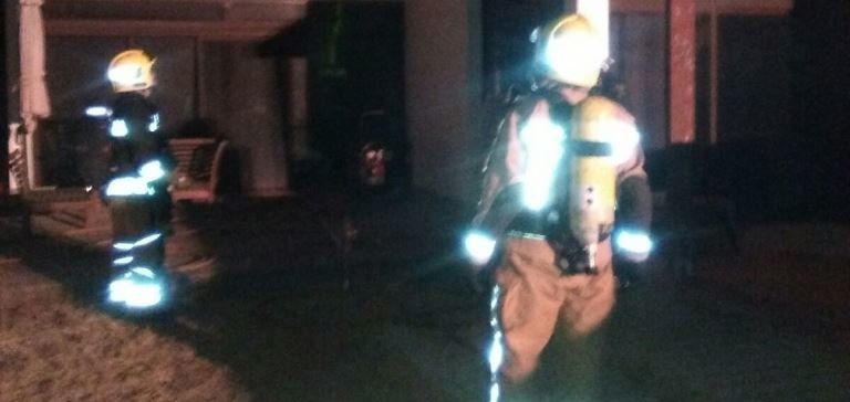 Los bomberos apagan el fuego en una casa en Tinajo