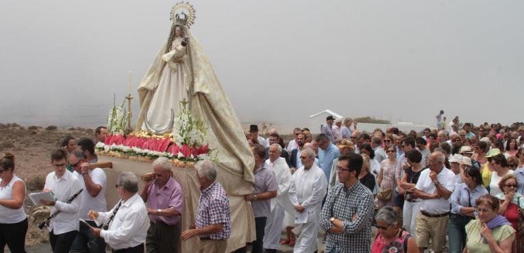 Cientos de devotos peregrinan a la ermita en el día de Nuestra Señora de Las Nieves