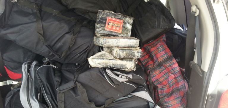Dos detenidos tras intentar desembarcar en La Santa 470 kilos de cocaína