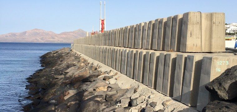 NC pide que se derribe el muro de cerramiento y se retiren piezas de hormigón del puerto de La Tiñosa