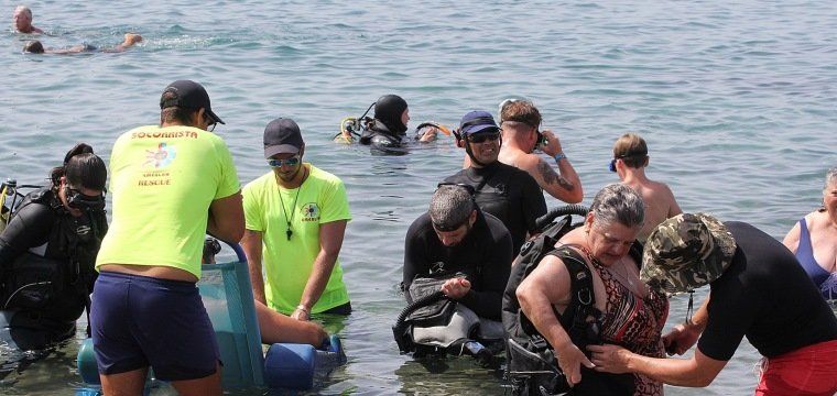 Puerto del Carmen acogió el sueño de 60 canarios con discapacidad de tener su bautismo de buceo