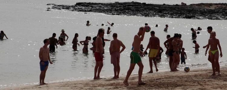 Personas en una playa en Lanzarote
