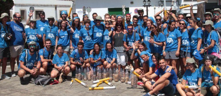Voluntarios de Ruta 7 llenan 18 botellas con colillas recogidas en calles y parques de Arrecife