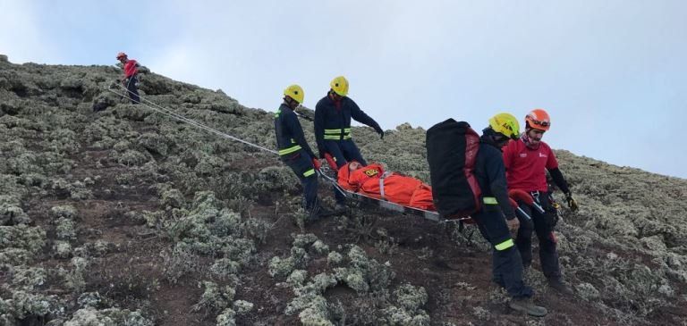 El helicóptero del GES rescata a un hombre tras sufrir una caída en el Volcán de la Corona