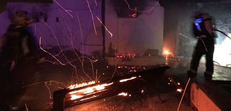 Los bomberos apagan el incendio en una vivienda de Tahíche