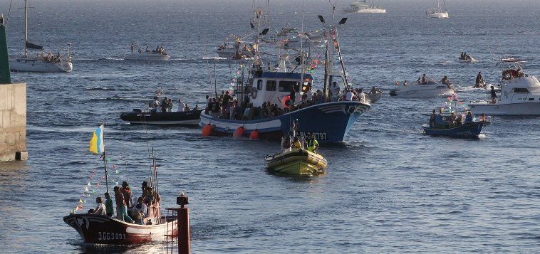 La Tiñosa celebra la procesión marítima en honor de la Virgen