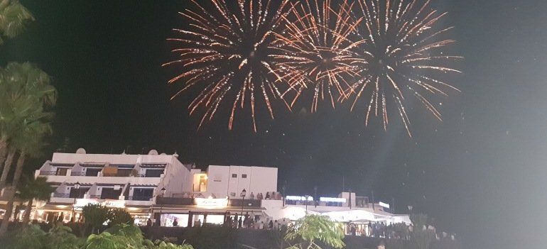 Puerto del Carmen despidió sus fiestas con la procesión terrestre, música y fuegos artificiales