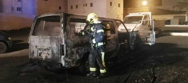 Una furgoneta resulta calcinada en un incendio de madrugada en Valterra