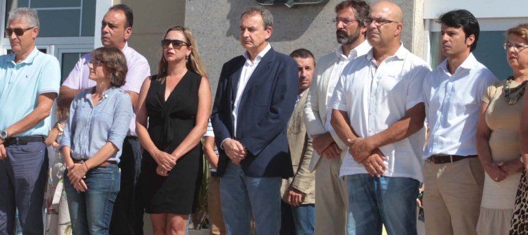 Lanzarote guarda silencio por las víctimas de Barcelona y Zapatero se suma al acto en el Cabildo