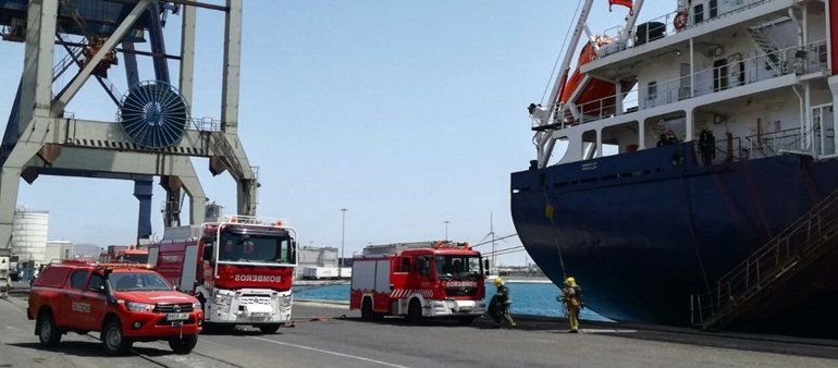 Los bomberos sofocan un incendio en un barco atracado en Los Mármoles
