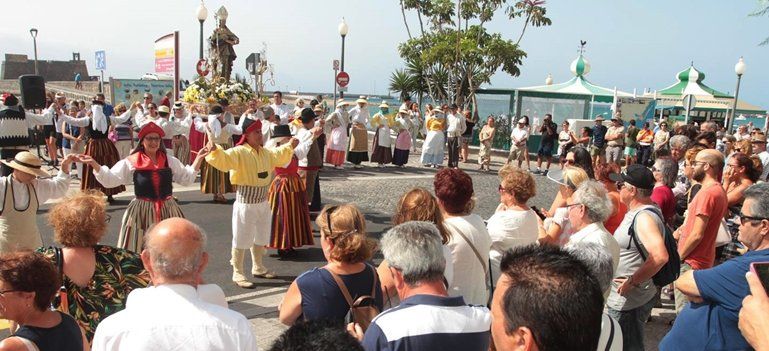 Las fiestas de San Ginés recuperan la ofrenda folklórica al patrón de Arrecife