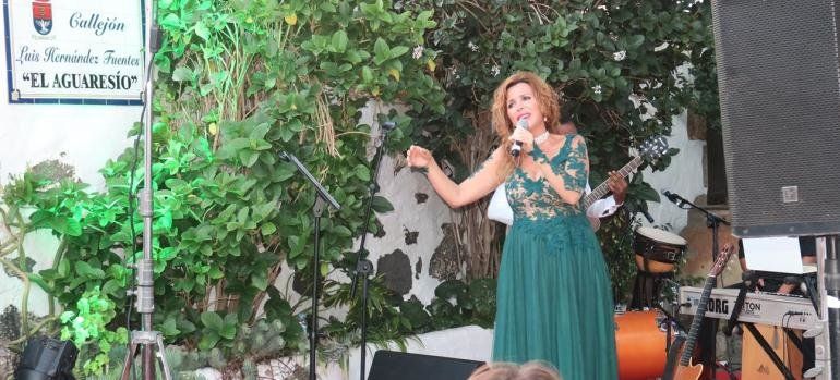 La cantante Beni Ferrer llenó de magia el callejón El Aguaresío