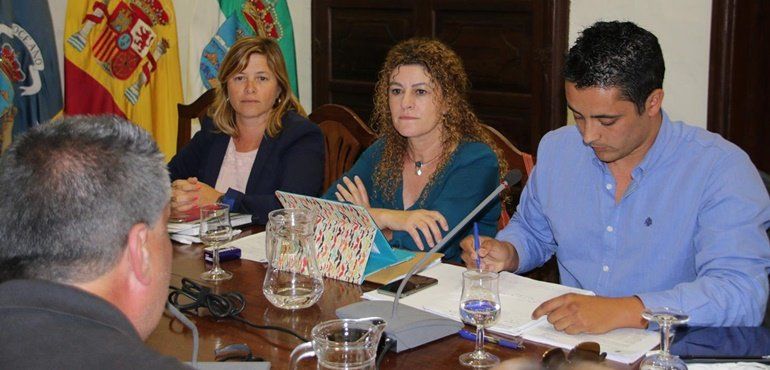 El PSOE de Teguise pide eliminar la prohibición de estacionar barcos en la vía pública