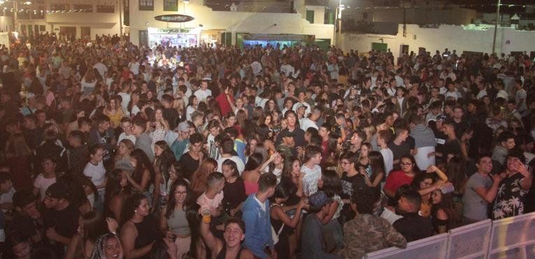 Miles de personas acuden a la primera noche de verbena en Caleta de Famara