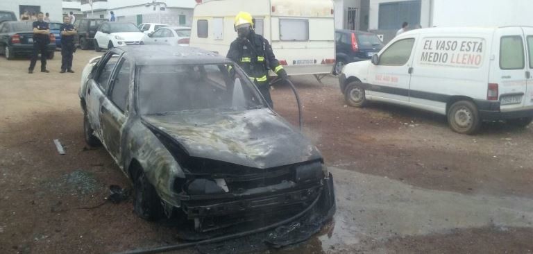 Los bomberos apagan un incendio en un vehículo en la Calle Jaén de Arrecife