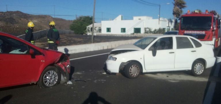 Dos heridos leves en un choque junto a la rotonda de El Toro