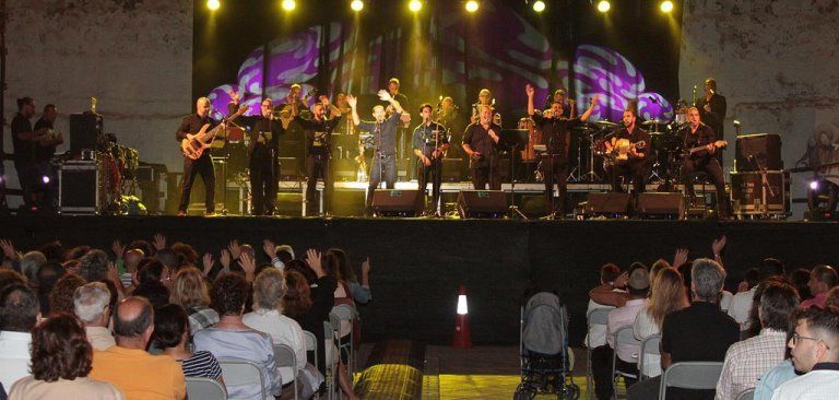 Éxito rotundo del concierto "Diez años contigo" de la Parranda Raíces