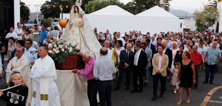 Yaiza salió en procesión para honrar a la Virgen de los Remedios