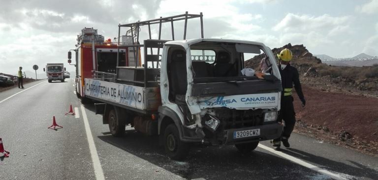 Dos heridos de carácter moderado en una colisión entre dos camiones y un turismo en Tías