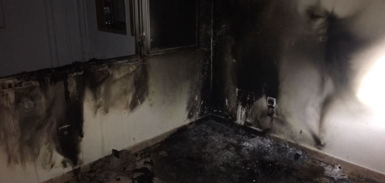 Los bomberos apagan el fuego en un apartamento de un edificio de Arrecife