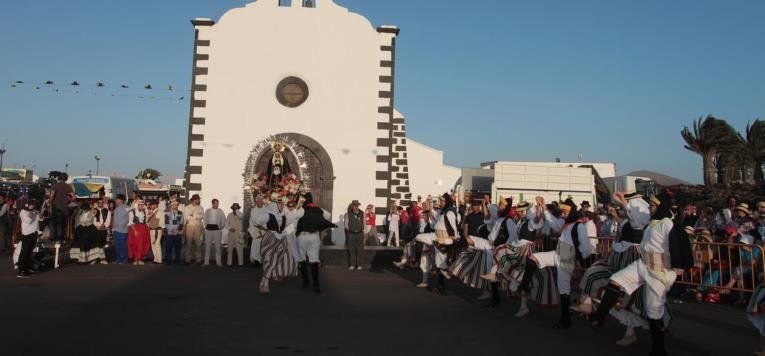 Miles de romeros peregrinan a Dolores para participar en la ofrenda a la Virgen