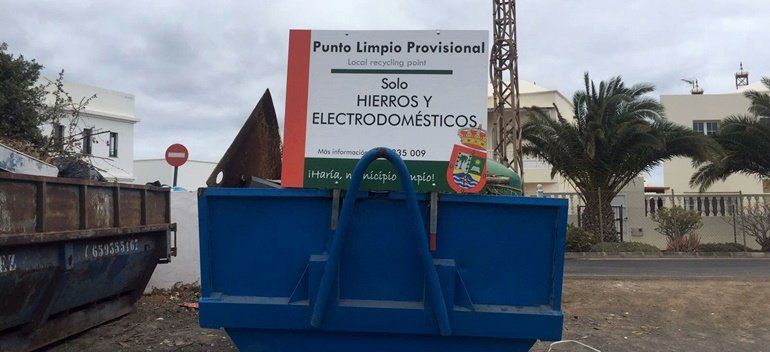 El alcalde de Haría acusa al PSOE de "generar alarma" con la limpieza en el municipio