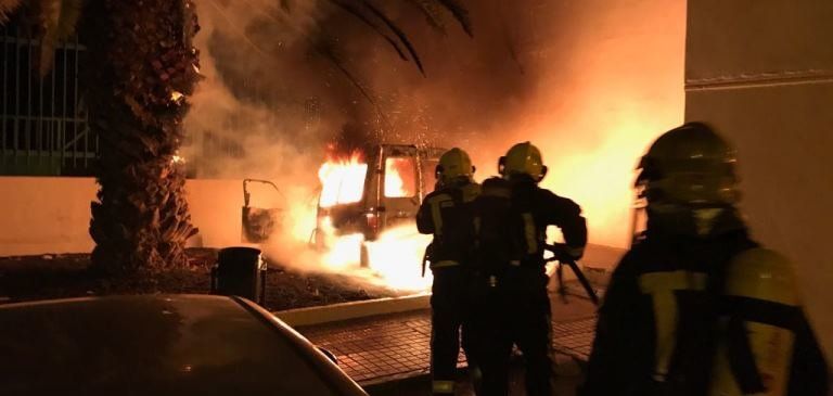 Un incendio calcina de madrugada una furgoneta en Arrecife