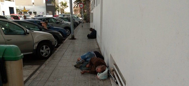 Quejas vecinales por la presencia de indigentes en Valterra: "Duermen y mean en la calle"