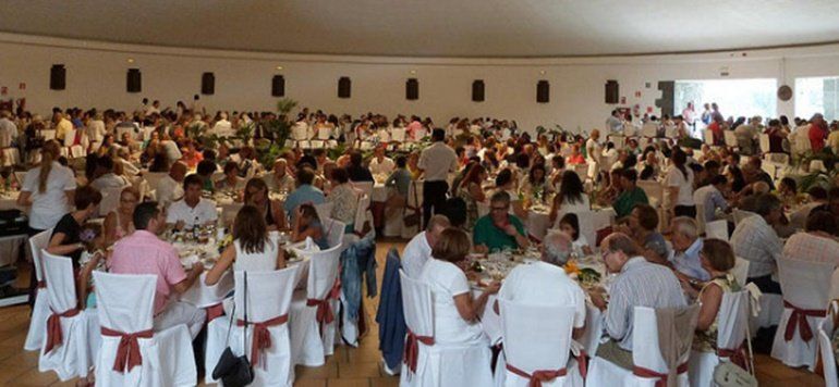 El Cribo recauda casi 2.800 euros en su Almuerzo-Gala en el Monumento al Campesino