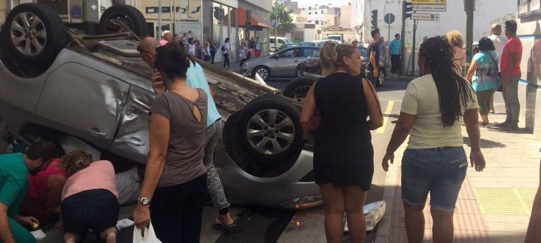 Vuelca un vehículo en el centro de Arrecife tras una aparatosa colisión con otro coche