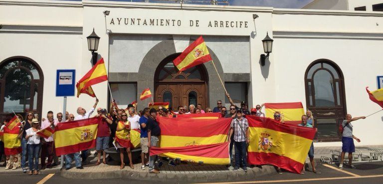 Medio centenar de personas se manifiestan en Arrecife por la "unidad de España"